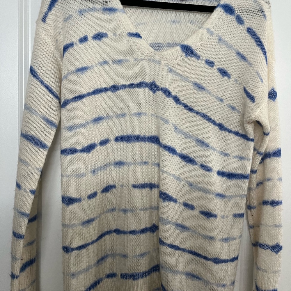 Jennifer Lopez Cream V-Neck Sweater with Blue Tie-Dye Stripes